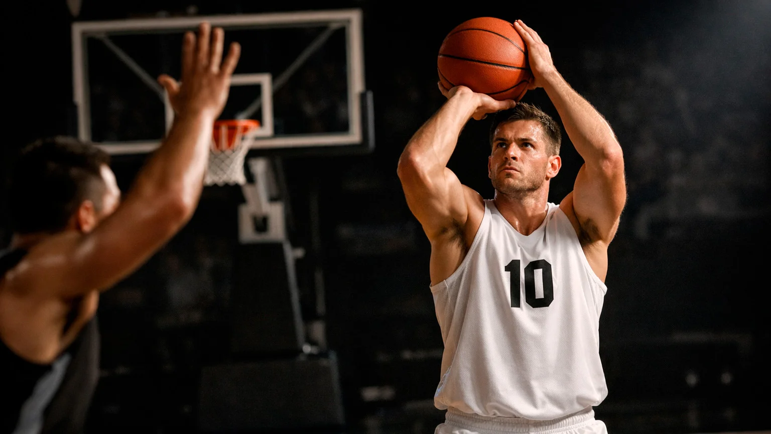 Basketballspieler mit Ball bereitet einen Wurf vor